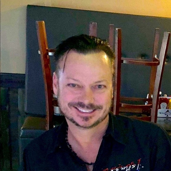 Hi I’m Vincent from Vegas.  Some people call me Vince, Vinnie or Vegas-Vinnie - Picture 9 of 12